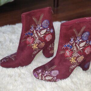 Embroidered boots (size 7)